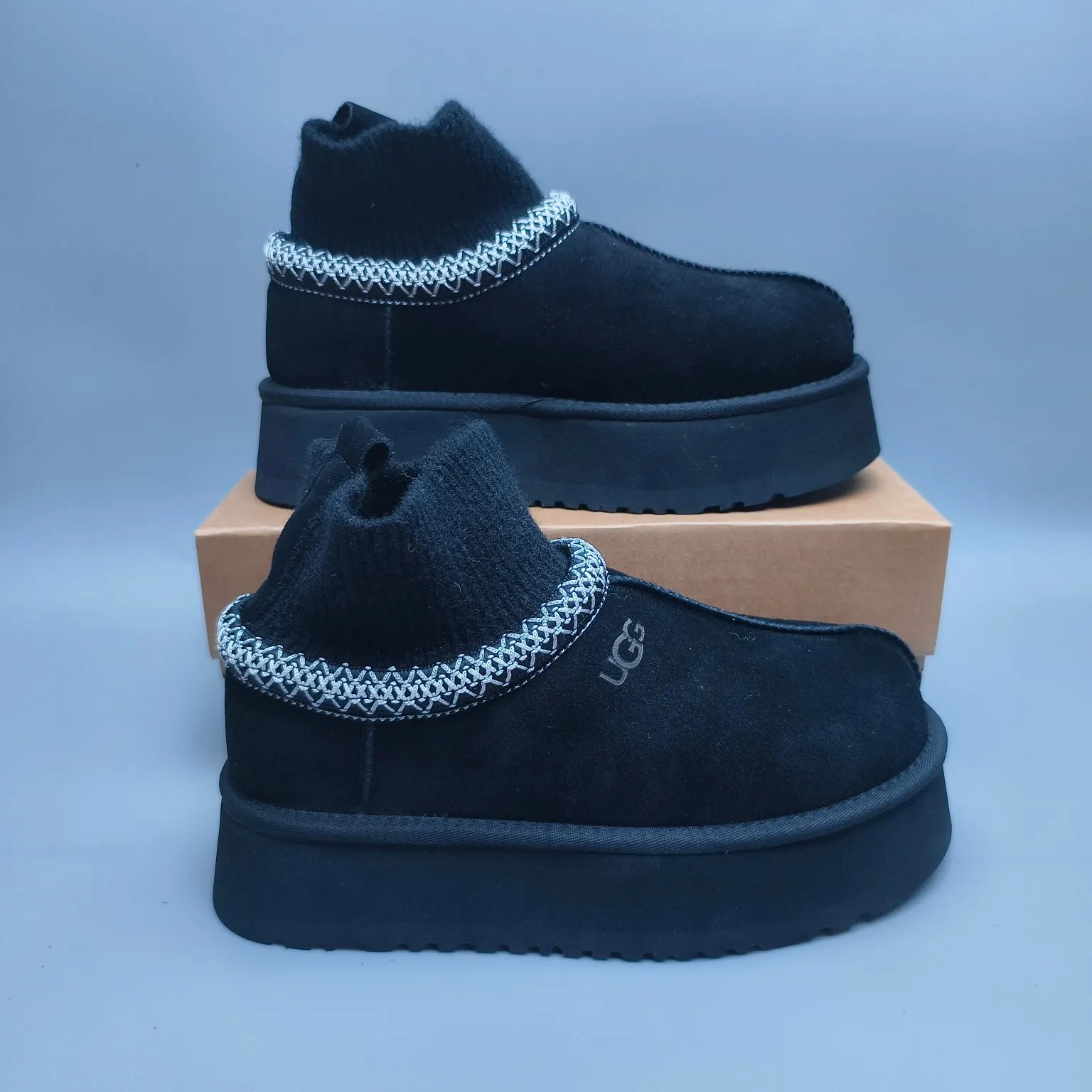 💰520 UGG sheepskin all-in-one snow boots 5956 thick-soled ethnic style braided style Color: maroon black sand matching code: 35-40
